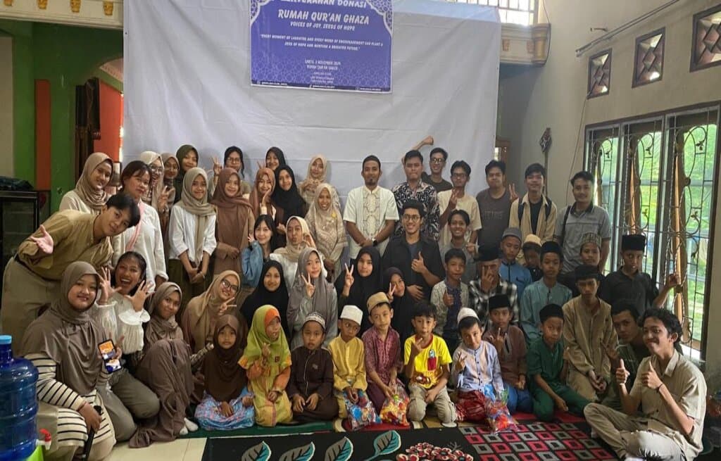 English Club members and children gather at Rumah Qur’an Ghaza after the learning session